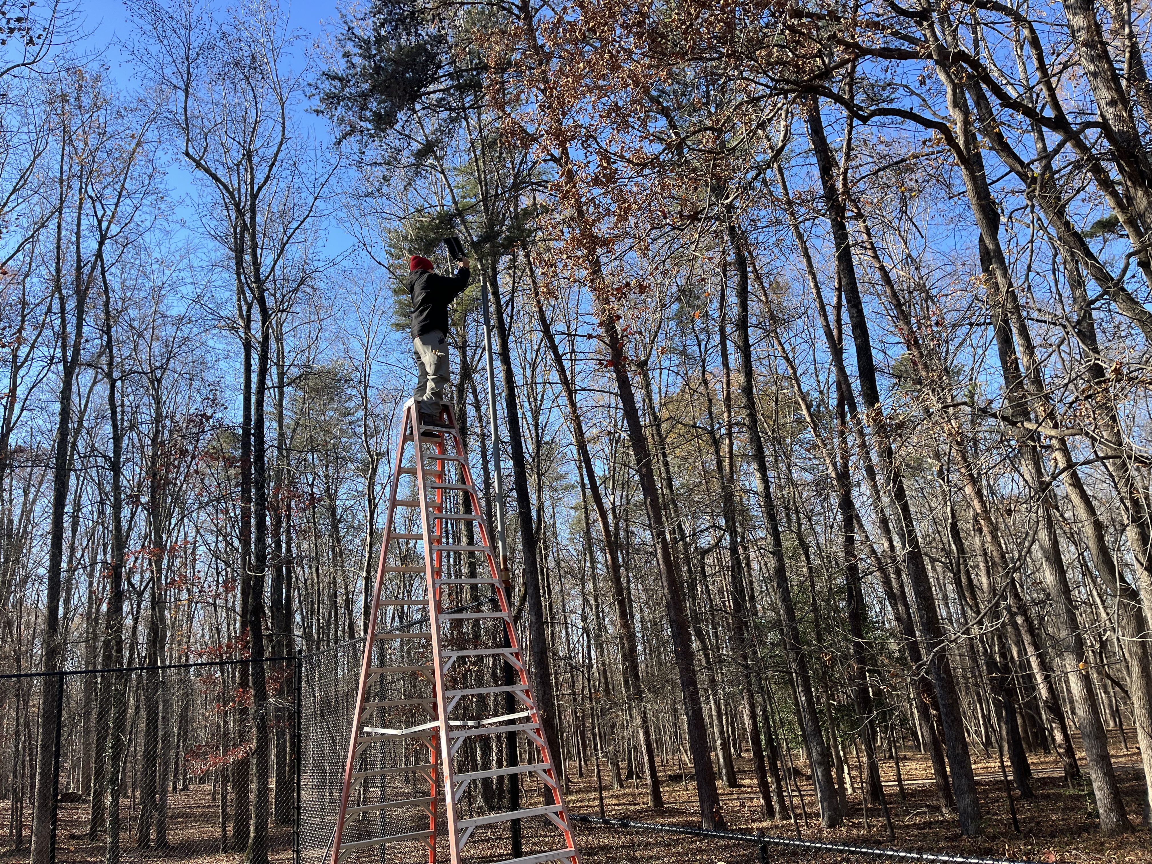 Tennis court lighting installation for recreational facilities